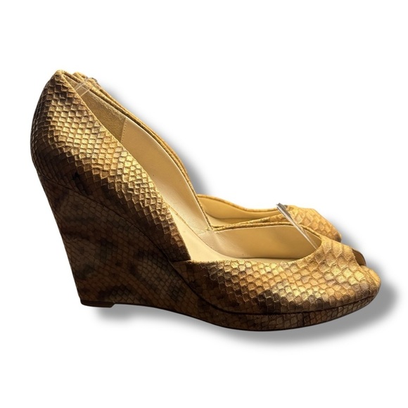 Michael Kors Women’s Gold Leather Faux Snakeskin Wedge Heels Size 8M | 3265 - Picture 4 of 10
